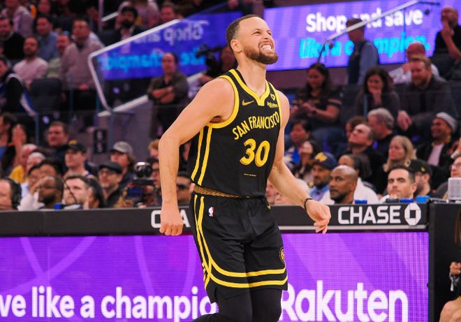 包含库里在独行侠比赛中战术调整，赛况扑朔迷离引发热议！的词条