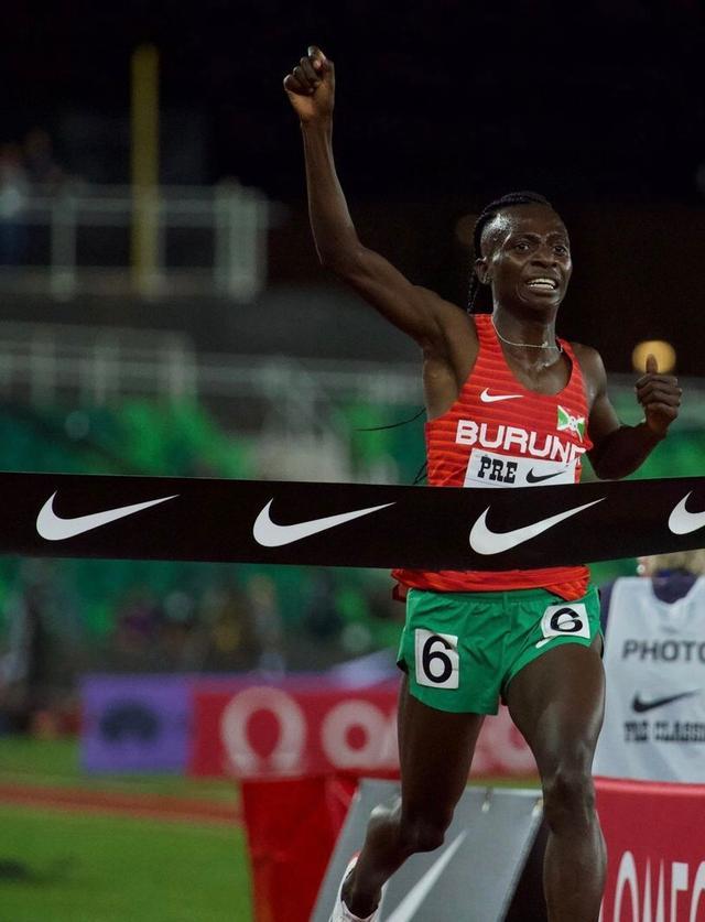 阿扎伦卡爆冷击败西班牙队，惊险取胜引爆全场！